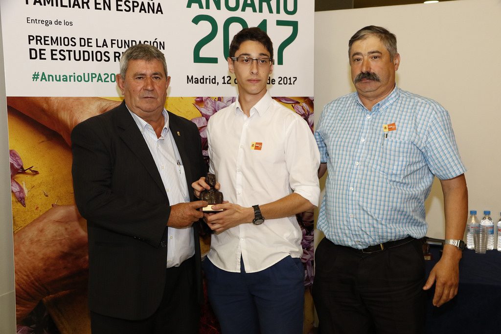 Miguel Vázquez Pérez, nieto de Rosita recoge el premio de manos de José Ramón García Alba "Pachón", Secretario General de UCA y de Lorenzo Ramos, Secretario Federal de UPA